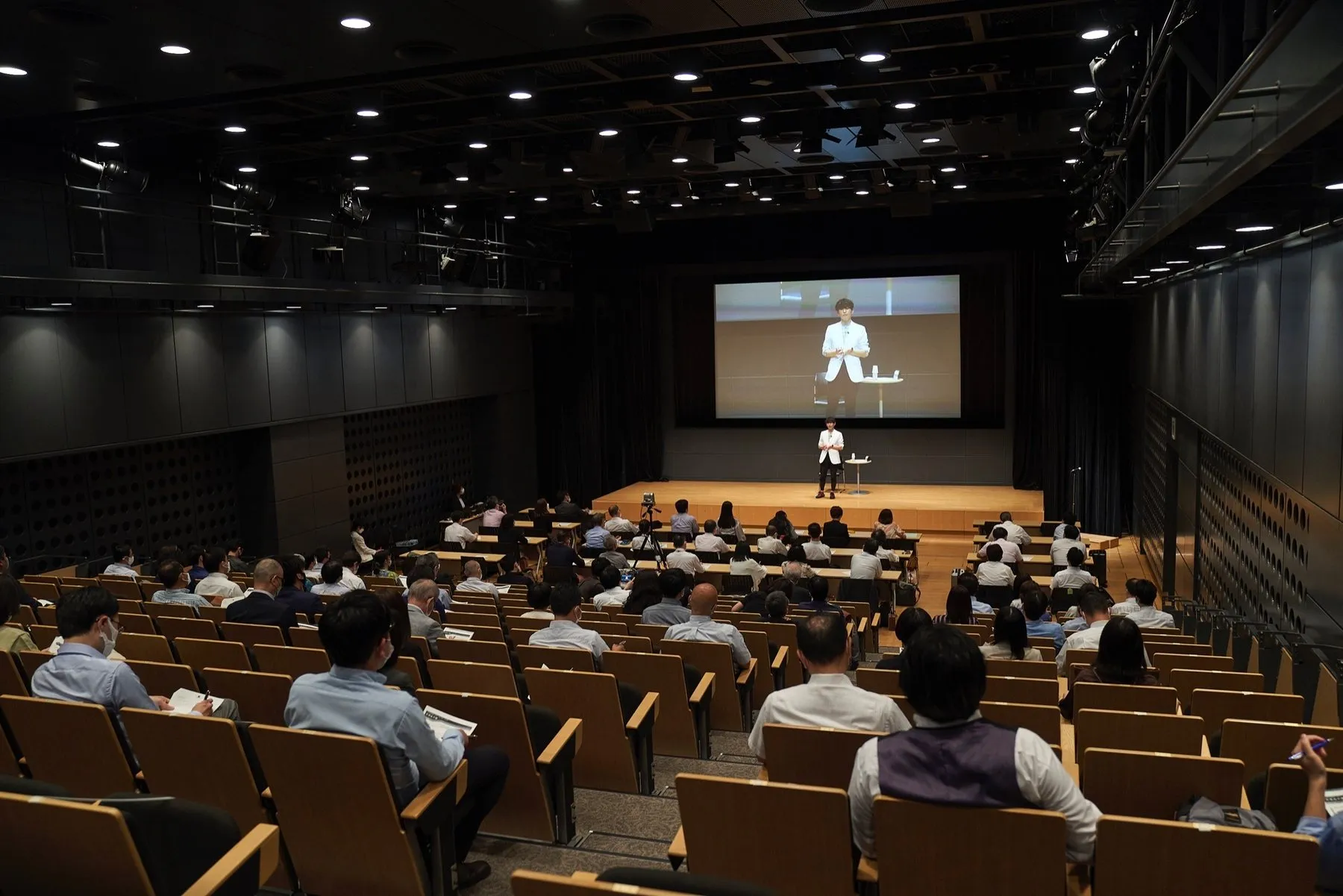 大きな会場で講演する志村祥瑚