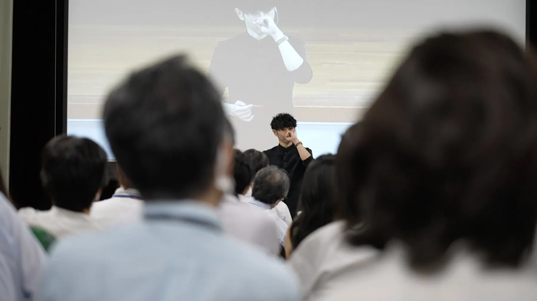 ステージ上で講演する志村祥瑚