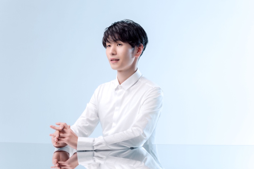 白いシャツ姿で横を向く志村祥瑚